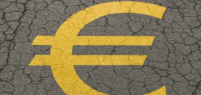 Straße mit Schlagloch und Eurozeichen
