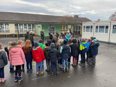 Gruppe mit Kindern bei der Übergabe der Weihnachtskarten