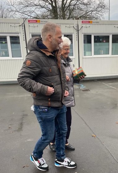 Mann begleitet Seniorin zur Übergabe der Weihnachtskarten