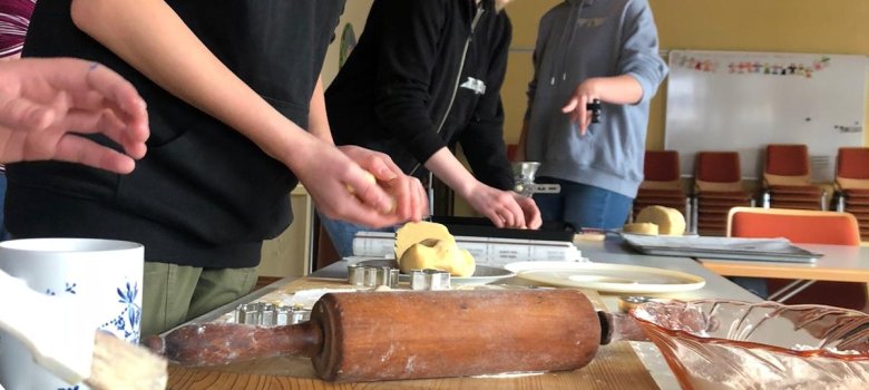 Drei Helfer beim Plätzchenbacken