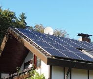 Haus mit Garten und Solaranlage auf dem Dach