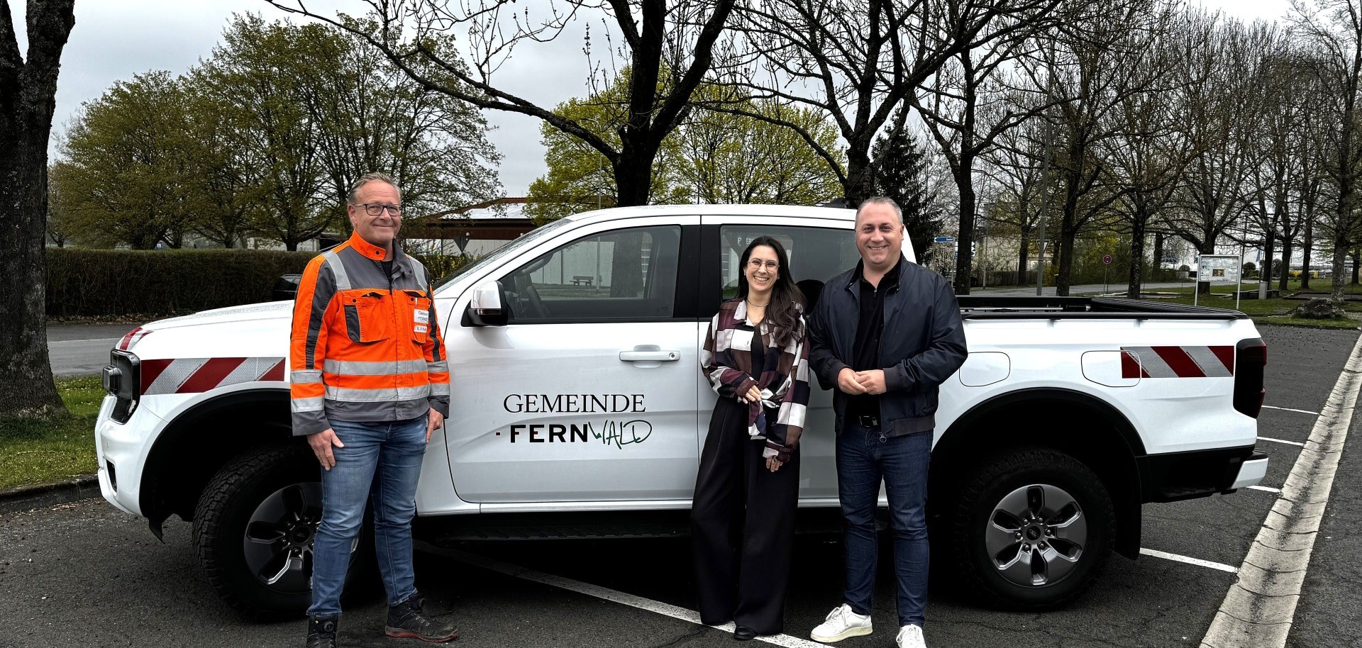 Bauhofleiter Kai-Uwe Fischer und Klimaschutzmanagerin Lea Sanchez Gellert und Bürgermeister Manuel Rosenke (v.l.n.r.) bei der Inbetriebnahme des neuen Plug-in-Hybrid-Fahrzeugs.